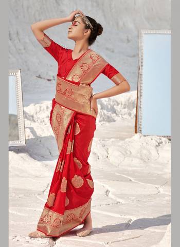 For A Beautiful Look,Grab These Saree in Al lover Fine Colored.These Saree And Blouse Are Fabricated On Banarasi Silk.Its Beautified With Heavy Wevon Designer Work.