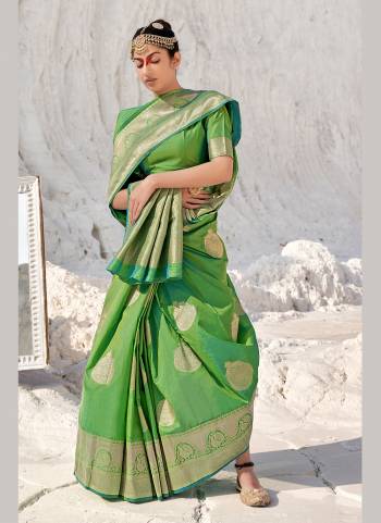 For A Beautiful Look,Grab These Saree in Al lover Fine Colored.These Saree And Blouse Are Fabricated On Banarasi Silk.Its Beautified With Heavy Wevon Designer Work.