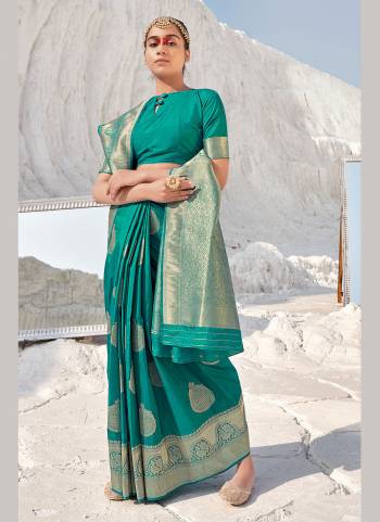 For A Beautiful Look,Grab These Saree in Al lover Fine Colored.These Saree And Blouse Are Fabricated On Banarasi Silk.Its Beautified With Heavy Wevon Designer Work.