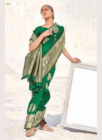 For A Beautiful Look,Grab These Saree in Al lover Fine Colored.These Saree And Blouse Are Fabricated On Banarasi Silk.Its Beautified With Heavy Wevon Designer Work.