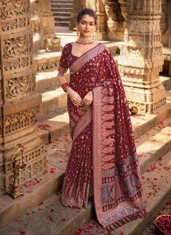 For A Proper Look,Grab These Saree in Fine Colored Pair With Matching Blouse.These Saree And Blouse Are Fabricated On Kani Silk.Its Beautified With Wevon Designer Work.