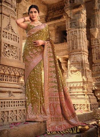 For A Proper Look,Grab These Saree in Fine Colored Pair With Matching Blouse.These Saree And Blouse Are Fabricated On Kani Silk.Its Beautified With Wevon Designer Work.