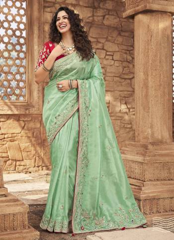 For A Bold And Beautiful Look, Grab This Designer Saree in Pretty Colored.These Saree And Blouse Are Fabricated On Organza?Based.Its Beautified With Heavy Designer Work.