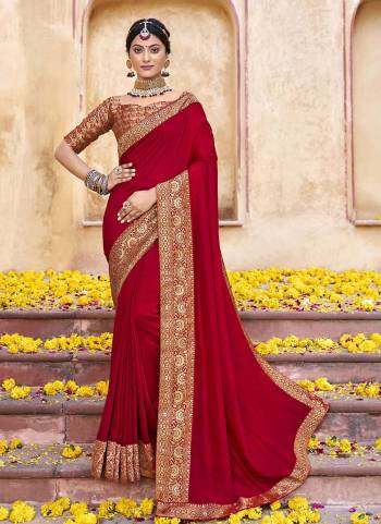 Look Beautiful In This Pretty Colored Saree Pair With Blouse.These Saree is Fabricated On Vichitra Silk Pair With Brocade Blouse.Its Beautified With Jacquard Wevon Designer Work.