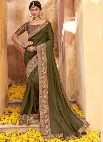 Look Beautiful In This Pretty Colored Saree Pair With Blouse.These Saree is Fabricated On Vichitra Silk Pair With Brocade Blouse.Its Beautified With Jacquard Wevon Designer Work.