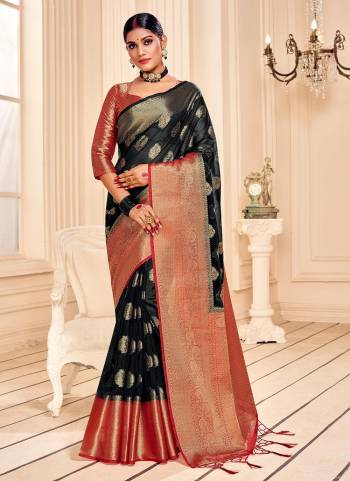 For A Beautiful Look,Grab These Saree in All Over Fine Colored.These Saree And Blouse Are Fabricated On Banarasi Silk.Its Beautified With Wevon Designer Work.