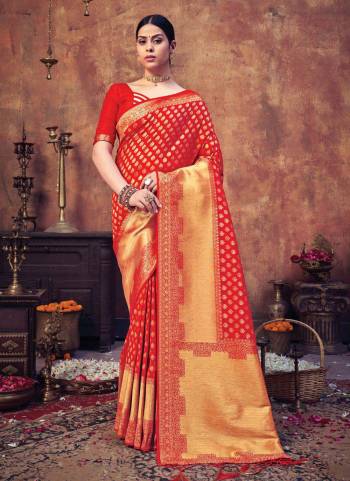 For A Proper Look,Grab These Beautiful Saree in All Over Fine Colored.These Saree is Fabricated On Banarasi Silk Pair With Silk Blouse.Its Beautified With Heavy Jari Wevon Designer Work.