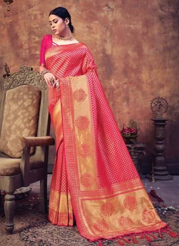 For A Proper Look,Grab These Beautiful Saree in All Over Fine Colored.These Saree is Fabricated On Banarasi Silk Pair With Silk Blouse.Its Beautified With Heavy Jari Wevon Designer Work.