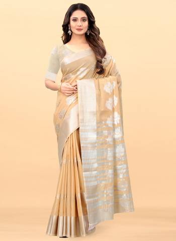 Grab These Casual Wear Saree in Fine Colored.These Saree  And Blouse Are Fabricated On Cotton.Its Beautified With Heavy Jari Wevon Designer Work.