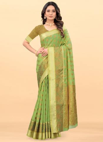 Grab These Casual Wear Saree in Fine Colored.These Saree  And Blouse Are Fabricated On Cotton.Its Beautified With Heavy Thread Wevon Designer Work.