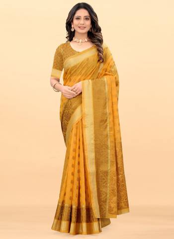 Grab These Casual Wear Saree in Fine Colored.These Saree  And Blouse Are Fabricated On Cotton.Its Beautified With Heavy Thread Wevon Designer Work.