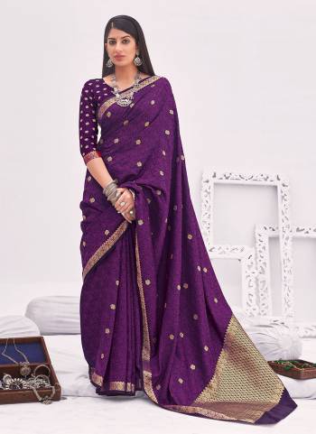 Grab These Beautiful Saree in All Over Fine Colored.These Saree And Blouse Are Fabricated On Banarasi Silk.Its Beautified With Floral Woven Designer Work.Buy Now. 