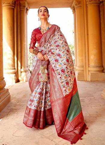 For A Different Look,Grab These Saree In All Over Fine Colored.These Saree And Blouse Are Fabricated On Patola Silk.Its Beautified With Patola Weaving  Designer And  Printed Work.