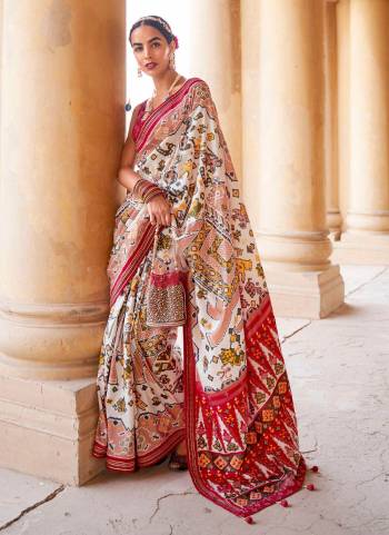 For A Different Look,Grab These Saree In All Over Fine Colored.These Saree And Blouse Are Fabricated On Patola Silk.Its Beautified With Patola Weaving  Designer And  Printed Work.