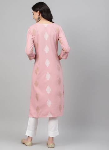 Grab These Casual Wear Readymade kurti in Beautiful Colored.These kurti is Fabricated On Rayon.Its Beautified With Digital Printed.Its Available in All Regular Size.