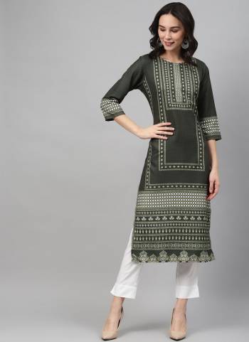 Grab These Casual Wear Readymade kurti in Beautiful Colored.These kurti is Fabricated On Rayon.Its Beautified With Digital Printed.Its Available in All Regular Size.