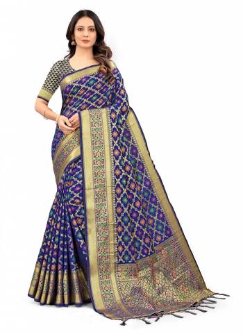 Grab These Casual Wear Saree in Beautiful Colored.These Saree And Blouse Are Fabricated On Cotton Wevon Designer Work.