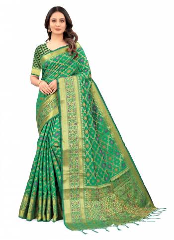 Grab These Casual Wear Saree in Beautiful Colored.These Saree And Blouse Are Fabricated On Cotton Wevon Designer Work.