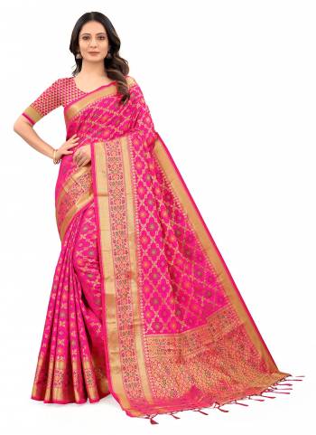 Grab These Casual Wear Saree in Beautiful Colored.These Saree And Blouse Are Fabricated On Cotton Wevon Designer Work.