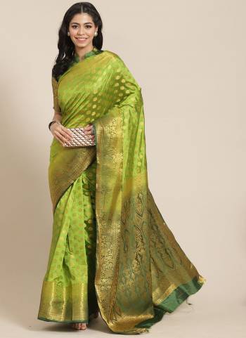 For A Different Look,Grab These Saree in All Over Fine Colored.These Saree And Blouse Are Fabricated On Banarasi Silk.Its Beautified With Wevon Jari Designer Work.