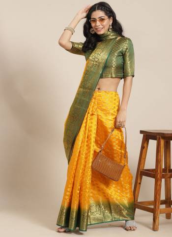 For A Different Look,Grab These Saree in All Over Fine Colored.These Saree And Blouse Are Fabricated On Banarasi Silk.Its Beautified With Wevon Jari Designer Work.