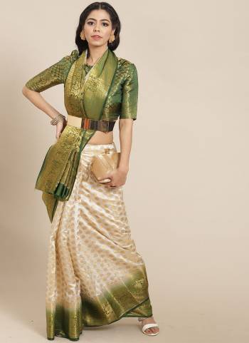 For A Different Look,Grab These Saree in All Over Fine Colored.These Saree And Blouse Are Fabricated On Banarasi Silk.Its Beautified With Wevon Jari Designer Work.