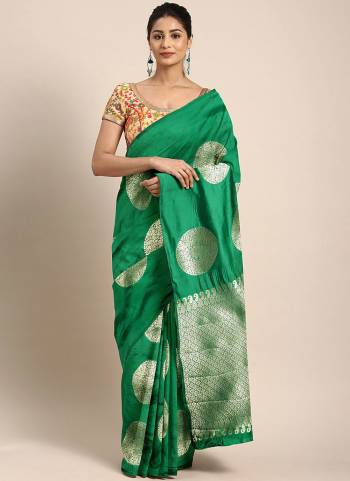 For A Different Look,Grab These Saree in All Over Fine Colored.These Saree And Blouse Are Fabricated On Banarasi Silk.Its Beautified With Wevon Jari Designer Work.