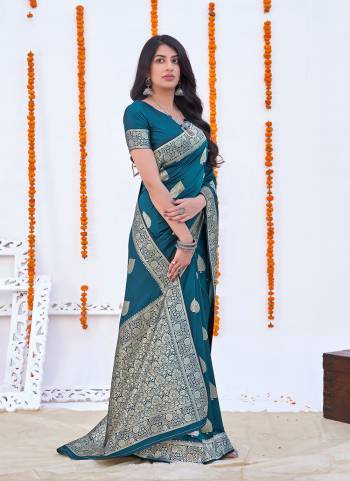 Looking Different in These Beautiful Colored Saree.These Saree And Blouse Are Fabricated On Banarasi Silk.Its Beautified With Heavy Weaving Designer Work.