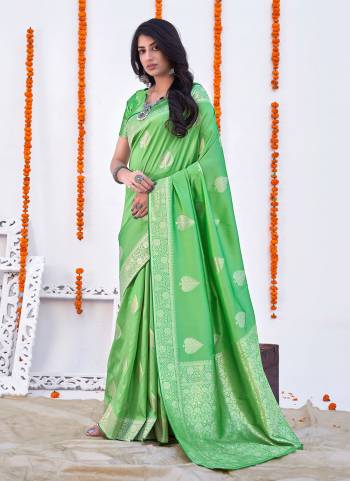 Looking Different in These Beautiful Colored Saree.These Saree And Blouse Are Fabricated On Banarasi Silk.Its Beautified With Heavy Weaving Designer Work.