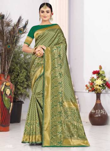 Grab These Casual Wear Saree in Fine Colored Pair With Matching Blouse.These Saree And Blouse Are Fabricated On Silk.Its Beautified With Woven Designer Work.