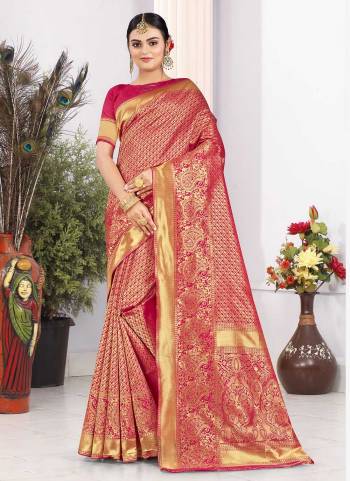 Grab These Casual Wear Saree in Fine Colored Pair With Matching Blouse.These Saree And Blouse Are Fabricated On Silk.Its Beautified With Woven Designer Work.