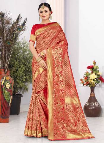 Grab These Casual Wear Saree in Fine Colored Pair With Matching Blouse.These Saree And Blouse Are Fabricated On Silk.Its Beautified With Woven Designer Work.