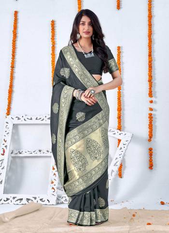 Garb These Beautiful Colored Saree Pair With Matching Colored Blouse.These Saree And Blouse Are Fabricated On Banarasi Silk.Its Beautified With Heavy Weaving Designer Work.