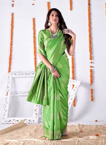 Garb These Beautiful Colored Saree Pair With Matching Colored Blouse.These Saree And Blouse Are Fabricated On Banarasi Silk.Its Beautified With Heavy Weaving Designer Work.