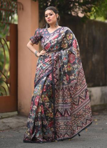 For A Beautiful Look,Grab These Saree in Fine Colored.These Saree And Blouse Are Fabricated On Linen.Its Beautified With Jari Weaving Lining,Kalamkari Printed  Work.