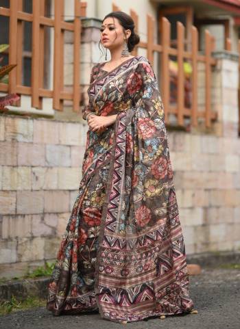 For A Beautiful Look,Grab These Saree in Fine Colored.These Saree And Blouse Are Fabricated On Linen.Its Beautified With Jari Weaving Lining,Kalamkari Printed  Work.