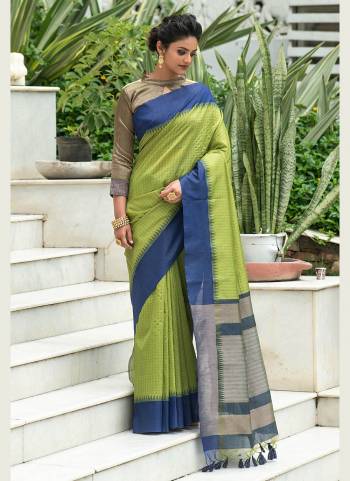 Grab These Saree in Fine Colored.These Saree And Blouse Are Fabricated On Art Silk.Its Beautified With Heavy Weaving  Designer Work.