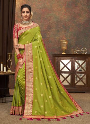 For A Beautiful Look,Grab These Saree in Fine Colored.These Saree And Blouse Are Fabricated Banarasi Silk.Its Beautified With Gold Jari Weaving Designer Work.