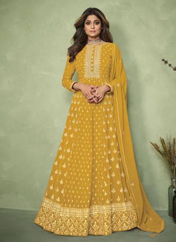 For A Designer Look,Grab These Suit in Fine Colored.These Top And Dupatta Are Fabricated On Georgette Pair With Dull Santoon Bottom.Its Beautified With Heavy Jari Embroidery Work.