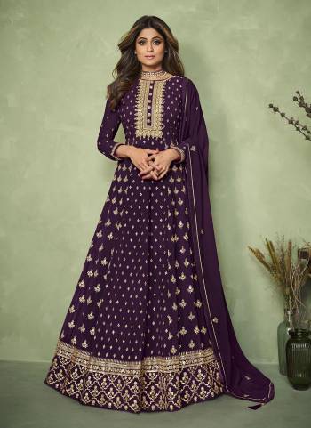 For A Designer Look,Grab These Suit in Fine Colored.These Top And Dupatta Are Fabricated On Georgette Pair With Dull Santoon Bottom.Its Beautified With Heavy Jari Embroidery Work.