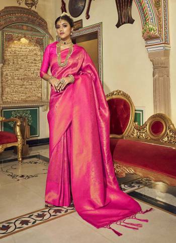 For A Different Look,Grab These Saree in Fine Colored.These Saree And Blouse Are Fabricated On Handloom Silk.Its Beautified With Heavy Wevon Copper Jari Designer Work.