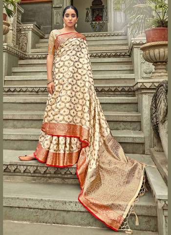 Grab These Saree in Fine Colored.These Saree And Blouse Are Fabricated On Banarasi Silk.Its Beautified With Wevon Jari Designer.