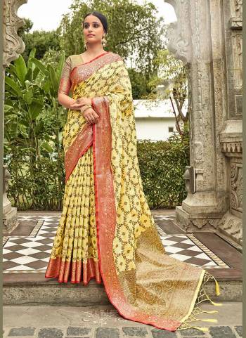 Grab These Saree in Fine Colored.These Saree And Blouse Are Fabricated On Banarasi Silk.Its Beautified With Wevon Jari Designer.