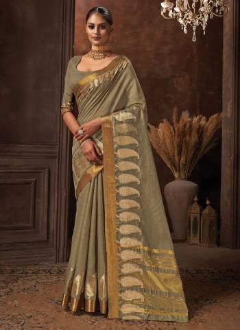 Grab These Saree in All Over Fine Colored.These Saree And Blouse Are Fabricated On Cotton.Its Beautified With Heavy Jari Wevon Designer,Stone Work.