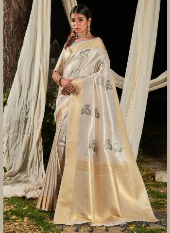 Grab These Saree in Fine Colored.These Saree And Blouse Are Fabricated On Kasturi Linen Silk.Its Beautified With Wevon Jari Lehriya Designer Work.