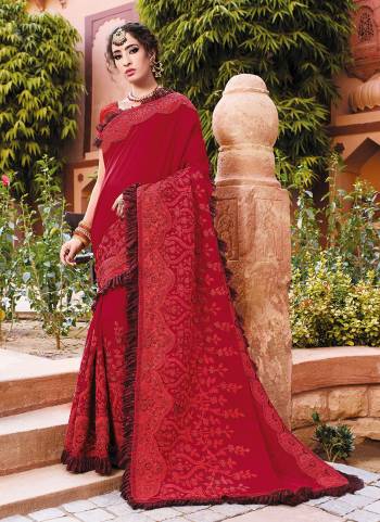 Looking Very Pretty In These Fine Colored Saree Pair With Blouse.These Saree And Blouse Are Fabricated On Art Silk.Its Beautified With Designer Embroidery And Diamond Work.