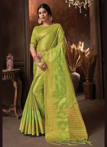 For A Different Look,Grab These Saree in All Over Beautiful Colored.These Saree And Blouse Are Fabricated On Organza.Its Beautified With Heavy Jari Wevon Designer Work.