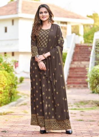 Grab These Readymade Gown in All Over Fine Colored.These Gown And Dupatta Are Fabricated On Rayon.Its Beautified With Designer Gold Foil Print Work.