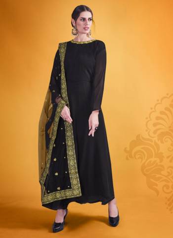 For A Designer Look,Grab These Suit in All Over Fine Colored.These Top is Fabricated On Georgette Pair With Soft Net Dupatta.Its Beautified With Designer Work.