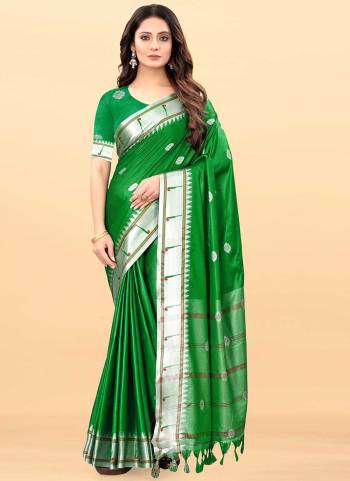 Grab These Casual Wear Saree in Fine Colored.These Saree And Blouse Are Fabricated On Lichi Silk.Ist Beautified With Weaving Designer Work.